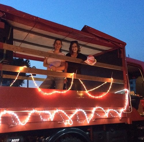 25.08 - Lichterumzug - Stella & Nora haben auf dem Feuerwehrauto Stimmung gemacht